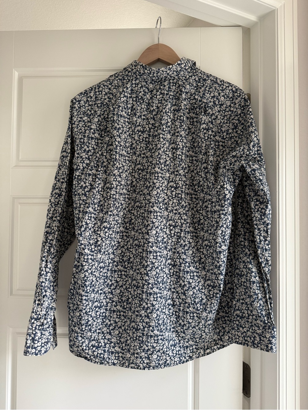 American Eagle Navy and White Floral Button Down Shirt - Picture 2 of 7